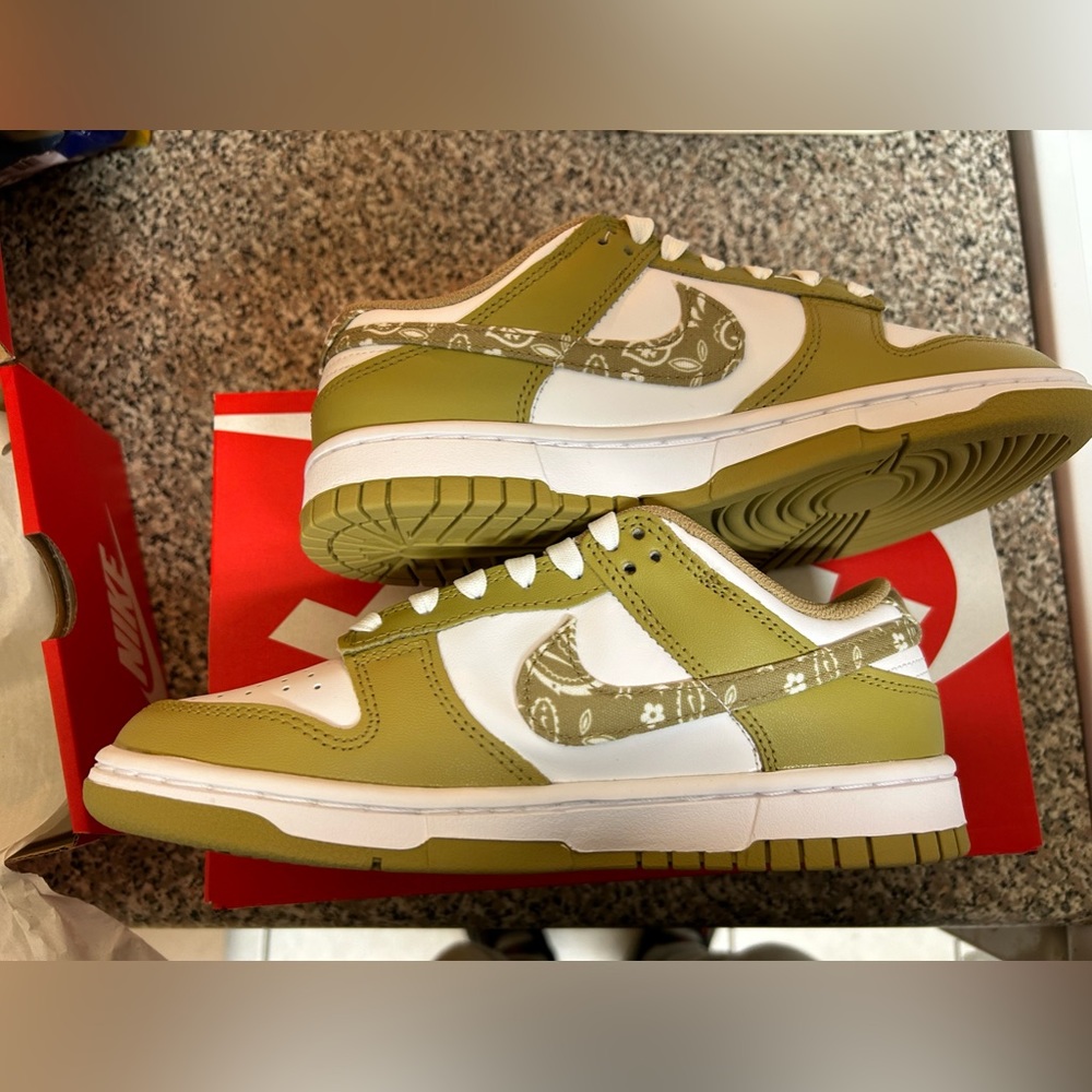 Nike dunk paisley size 6.5 and 6 women’s available